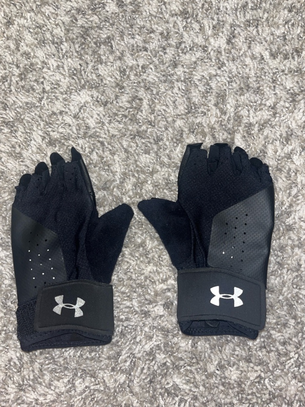 Under Armour Black Half-Finger Training Gloves with Silver Logo